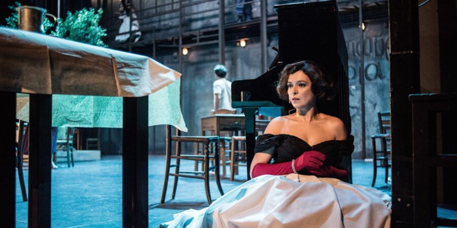 Η ΣΤΕΛΛΑ ΜΕ ΤΑ ΚΟΚΚΙΝΑ ΓΑΝΤΙΑ