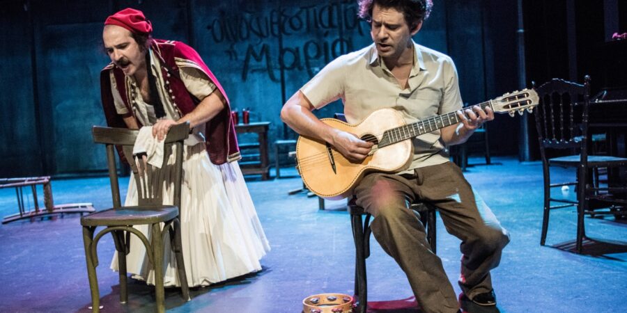 Η ΣΤΕΛΛΑ ΜΕ ΤΑ ΚΟΚΚΙΝΑ ΓΑΝΤΙΑ