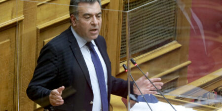 Μάνος Κόνσολας: «Προστασία των καταναλωτών από αυθαίρετες πρακτικές παρόχων ηλεκτρικού ρεύματος»