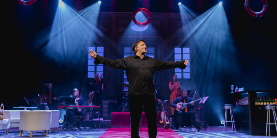 Θριαμβευτική πρεμιέρα για τον Γιάννη Κότσιρα στο θέατρο Ακροπόλ.