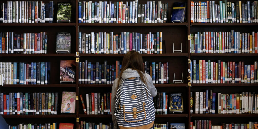 Γιατί ορισμένα σχολεία της Φλόριντα αφαιρούν βιβλία από τις βιβλιοθήκες τους;