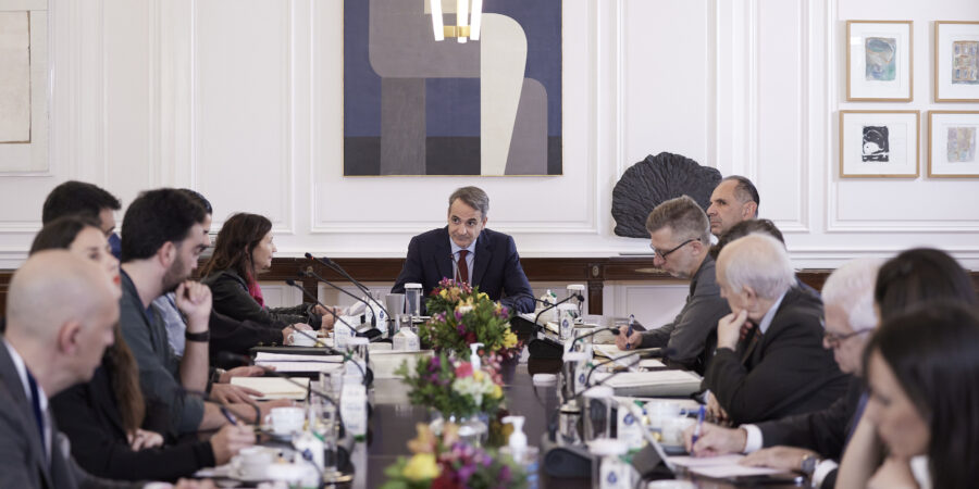 Αναζητήθηκαν λύσεις προβλήματα των καλλιτεχνών στη συνάντηση με τον πρωθυπουργό