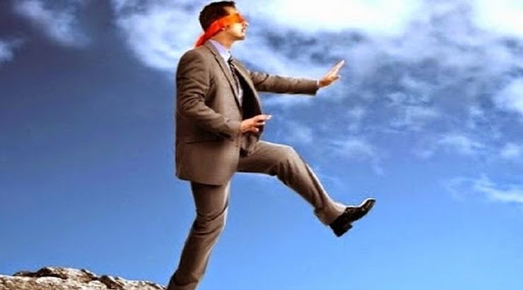 Πώς οι ομάδες που συρρικνώνονται σπρώχνουν τους εργαζόμενους στο χείλος του γκρεμού