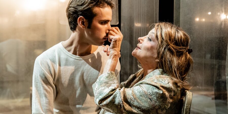 ”Ταξίδι μεγάλης μέρας μέσα στη νύχτα”