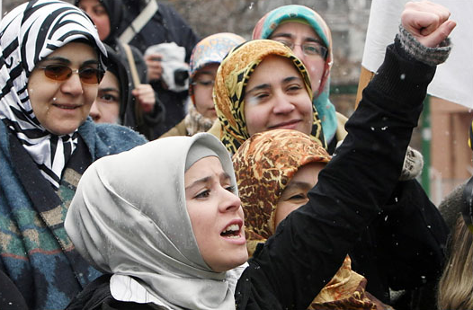 Μετά τους τρομακτικούς σεισμούς, γυναίκες και κορίτσια στην Τουρκία νιώθουν τους μετασεισμούς