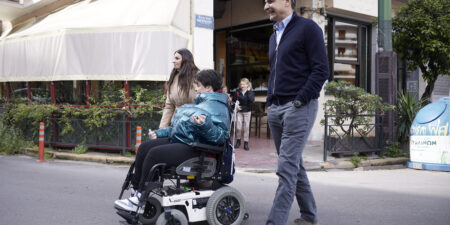 Συνάντηση του Πρωθυπουργού με την παραολυμπιονίκη Άννα Ντέντα, που έχει ενταχθεί στο πρόγραμμα «Προσωπικός Βοηθός»