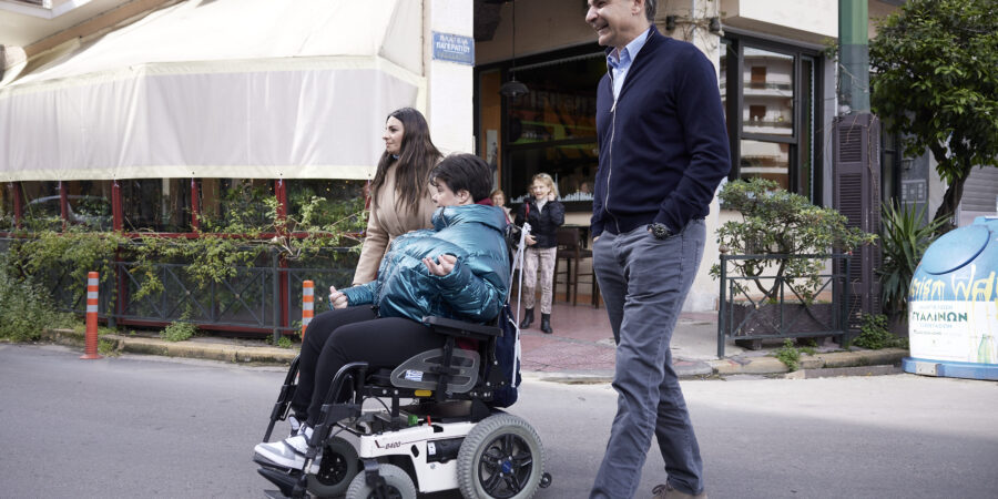 Συνάντηση του Πρωθυπουργού με την παραολυμπιονίκη Άννα Ντέντα, που έχει ενταχθεί στο πρόγραμμα «Προσωπικός Βοηθός»