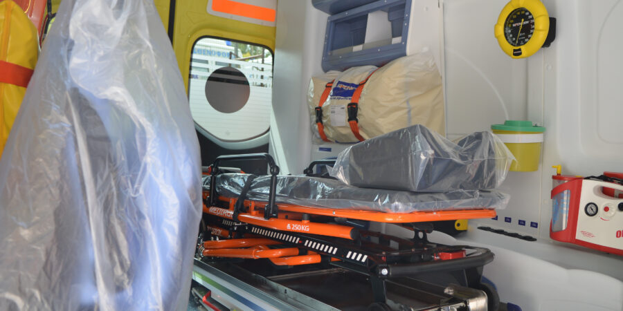 Παραδόθηκαν στο ΕΚΑΒ τα πρώτα 6 ασθενοφόρα που αγοράστηκαν από το Υπουργείο Οικονομικών με δωρεές από τον ειδικό λογαριασμό Covid-19
