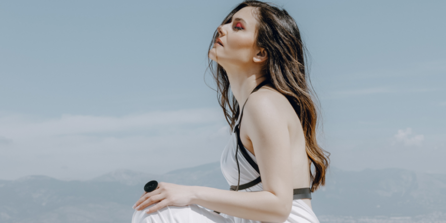 Η Αλεξάνδρα Κόνιακ ερμηνεύει Μίκη Θεοδωράκη