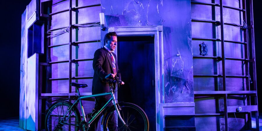 ο MARIANO PENSOTTI και Το θεατρικό έργο (La obra)