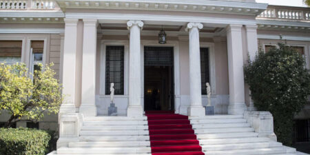 Ιω. Σαρμάς: Το Σύνταγμα επιβάλλει πολιτική ουδετερότητα στις υπηρεσιακές κυβερνήσεις