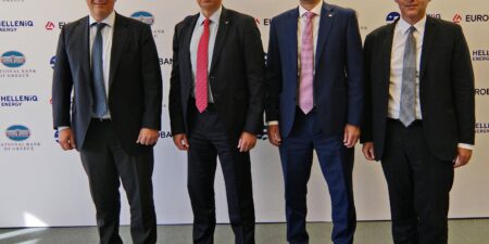 Χρηματοδοτική συμφωνία – ορόσημο, ύψους έως €766 εκατ., μεταξύ της HELLENiQ ΕNERGY, της Εθνικής Τράπεζας και της Eurobank, για επενδύσεις σε έργα ΑΠΕ