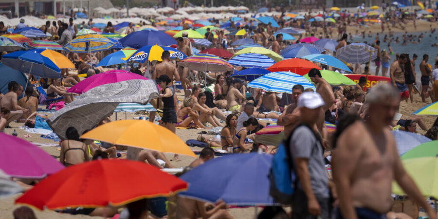 Η Ευρώπη συνεχίζει να ψήνεται κατά τη διάρκεια του καύσωνα, με 17 χώρες να βρίσκονται υπό συναγερμό για υψηλή θερμοκρασία