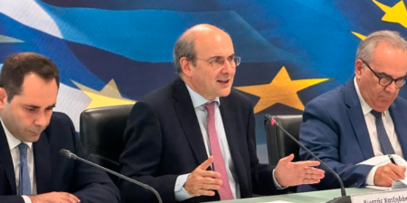 Στα 4,4 δισ. ευρώ το όφελος για τα νοικοκυριά από αυξήσεις μισθών και μειώσεις φόρων στην τετραετία 2024-2027