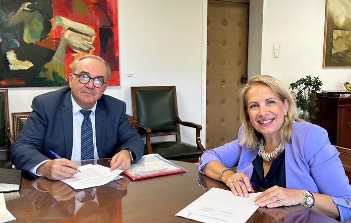 Ο Νίκος Παπαθανάσης υπέγραψε τη συμφωνία για την επανεκκίνηση του Ταμείου Ρευστότητας για τις επιχειρήσεις