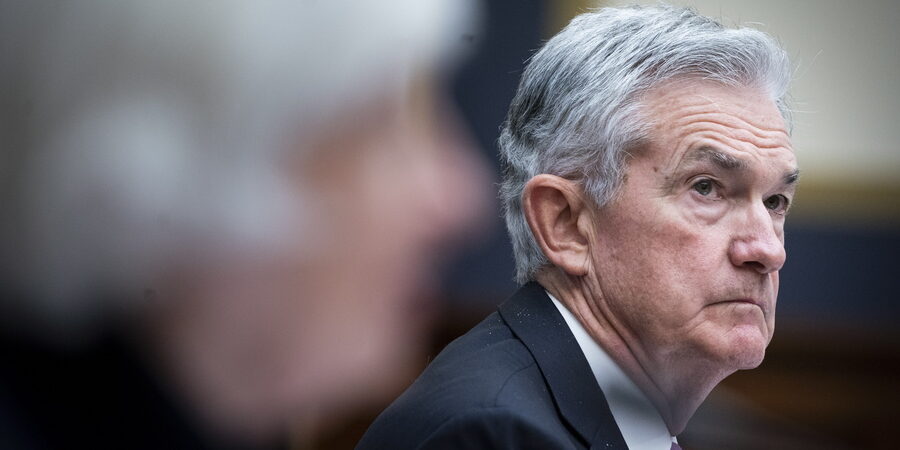 Ο πρόεδρος της Fed Τζερόμ Πάουελ αποκαλεί τον πληθωρισμό «πολύ υψηλό» και προειδοποιεί ότι «είμαστε έτοιμοι να αυξήσουμε περαιτέρω τα επιτόκια»
