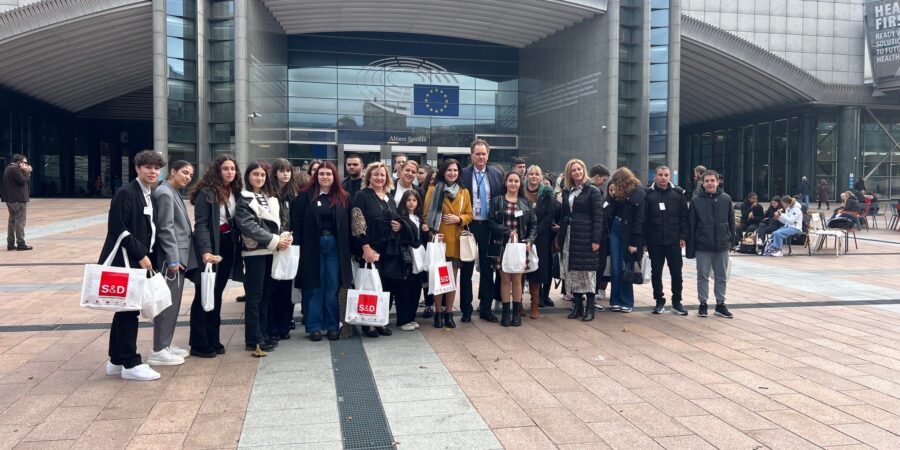 Νίκος Παπανδρέου: Μαθητές από Άγραφα, Λήμνο και Κομοτηνή στο Ευρωκοινοβούλιο στις Βρυξέλλες.