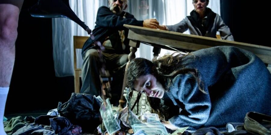 Κριτική για την παράσταση: «Η λέξη πρόοδος στο στόμα της μητέρας μου ηχούσε πολύ φάλτσα»