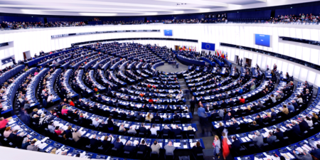 Το ΕΚ ανοίγει το δρόμο για νέα έσοδα της ΕΕ, καλώντας τα κράτη μέλη να ακολουθήσουν