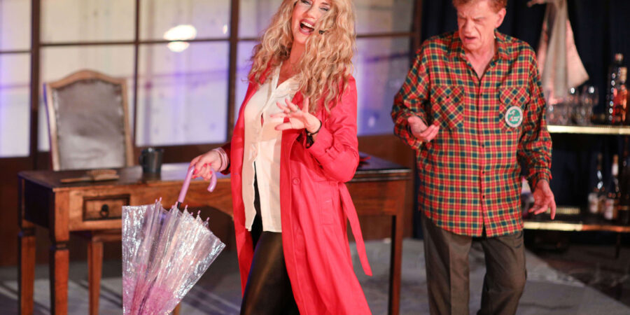 ΧΟΡΕΥΟΝΤΑΣ ME TH ΘΥΕΛΛΑ