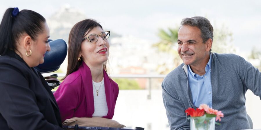 Μητσοτάκη προς ωφελούμενη του Προσωπικού Βοηθού: “Δεν θέλουμε τα ΑμεΑ να ζουν με επιδόματα”