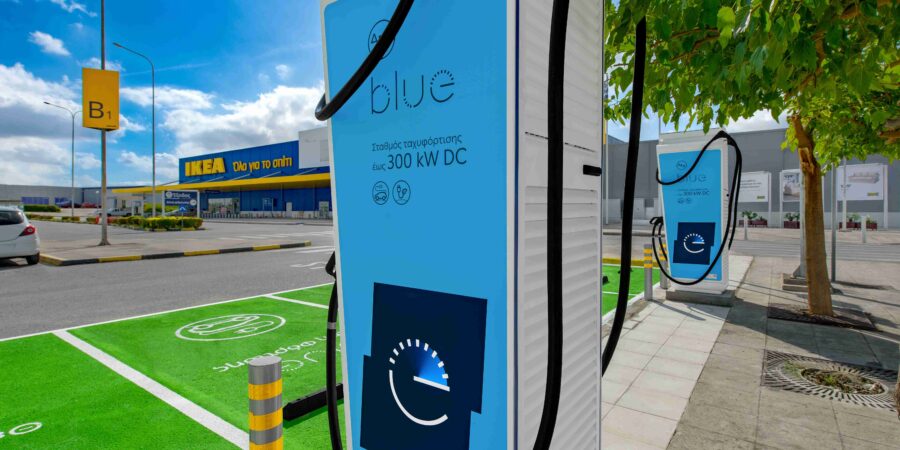 Νέο ΔΕΗ blue hub με δύο ταχυφορτιστές 300kW στο Εμπορικό Πάρκο της Trade Estates που στεγάζει το ΙΚΕΑ στη Λάρισα