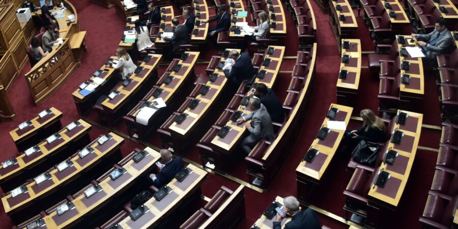 Πέρασε η τροπολογία για τους μετανάστες