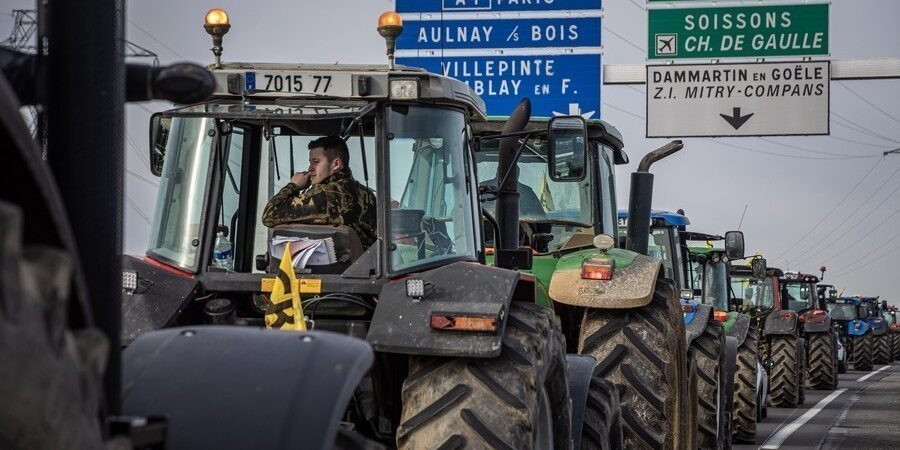 Γαλλία: Οι αγρότες “πολιορκούν” το Παρίσι
