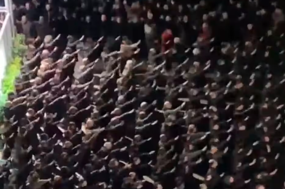 Ανατριχιαστική στιγμή: Χιλιάδες Ιταλοί φασίστες χαιρετίζουν σε σκηνές όπως ο Β’ Παγκόσμιος Πόλεμος