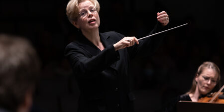 Η Catherine Larsen Maguire διευθύνει την Underground Youth Orchestra  σε μία συναυλία- ορόσημο