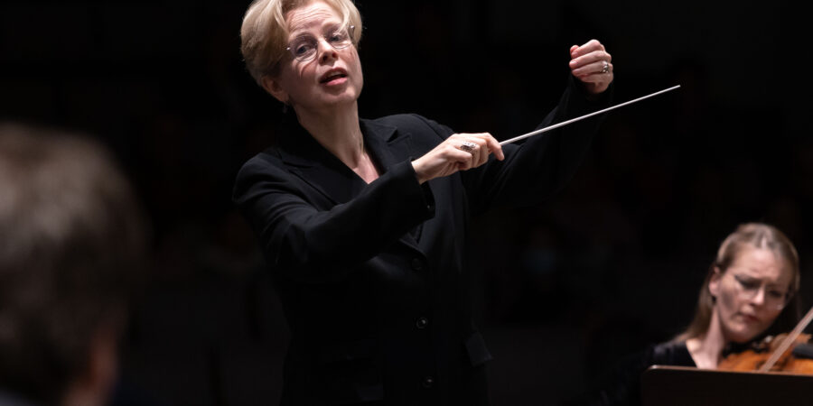 Η Catherine Larsen Maguire διευθύνει την Underground Youth Orchestra  σε μία συναυλία- ορόσημο