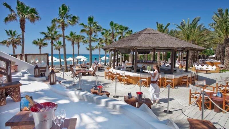 Δέκα ερωτήσεις – απαντήσεις για το νέο πλαίσιο που βάζει τάξη στις παραλίες και στη δημόσια περιουσία στον αιγιαλό