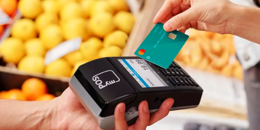 Χατζηδάκης προς τράπεζες και παρόχους POS: Εξετάστε τη μείωση προμηθειών