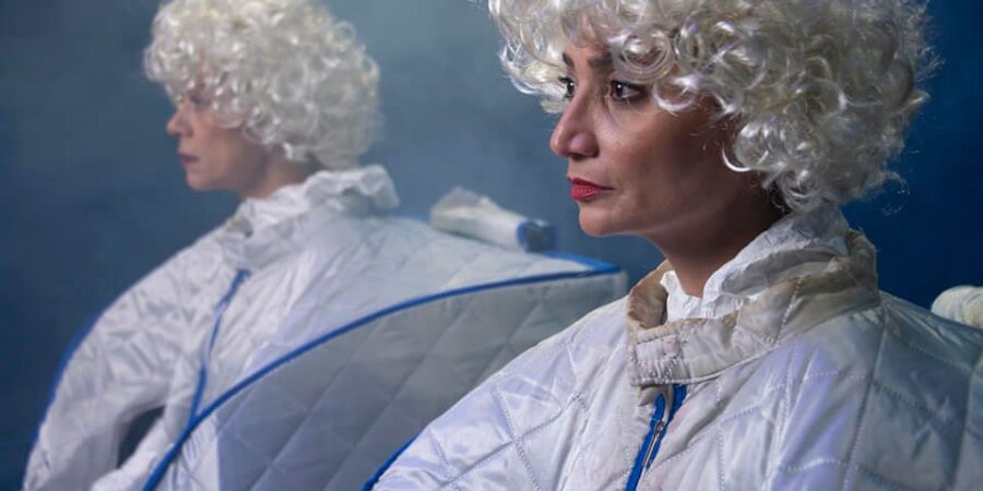 Για την παράσταση ”Γύρισε Πίσω” στο Vault Theatre Plus