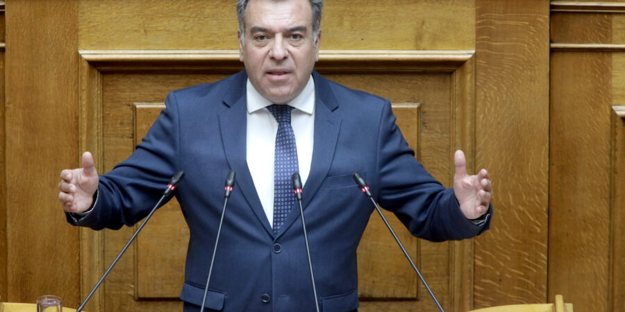 Μάνος Κόνσολας: Τρία μέτρα στήριξης για τους ιδιοκτήτες τουριστικών λεωφορείων