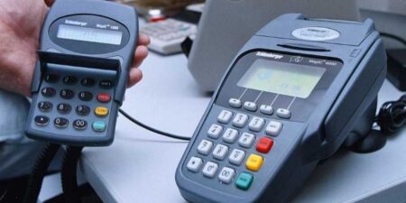 380.000 αποστολές email από την ΑΑΔΕ για τη διασύνδεση των POS με τις ταμειακές