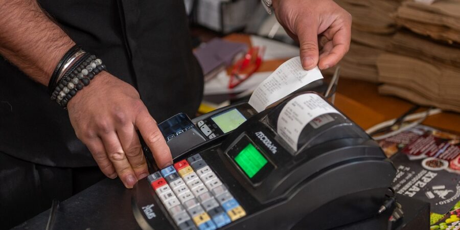 Έλεγχοι της ΑΑΔΕ σε όλες τις επιχειρήσεις για τη διασύνδεση των POS – ταμειακών μηχανών