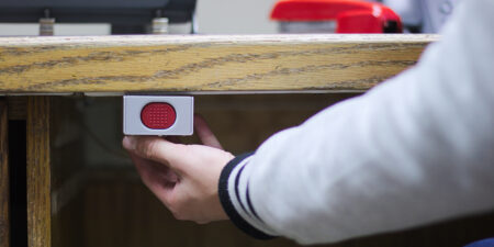 Το «Panic Button» επεκτείνεται σε ολόκληρη τη χώρα –  Χορηγείται πλέον σε κάθε ενήλικο θύμα ενδοοικογενειακής βίας