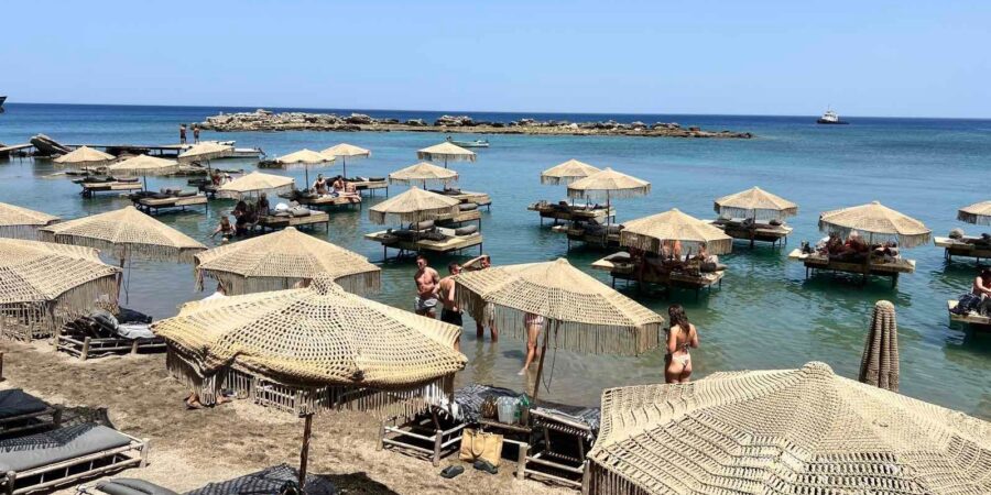 Απομακρύνονται οι ξαπλώστρες μέσα από τη θάλασσα σε παραλία της Ρόδου