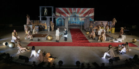 Ο ”Πλούτος” του Αριστοφάνη, ο Γιάννης Κακλέας, η ελεύθερη διασκευή και η επιθεώρηση στην Επίδαυρο