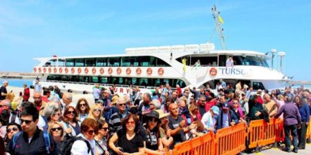 Οι Τούρκοι τουρίστες κατακλύζουν τα ελληνικά νησιά
