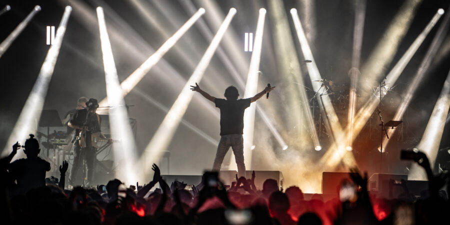 Ο Βασίλης Παπακωνσταντίνου ολοκληρώνει την περιοδεία του με δύο μεγάλες συναυλίες στην Αττική