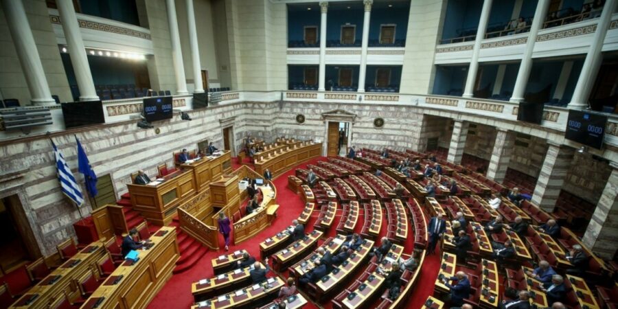 Στη Βουλή η Προσωρινή Συνεισφορά Αλληλεγγύης στις εταιρίες διύλισης