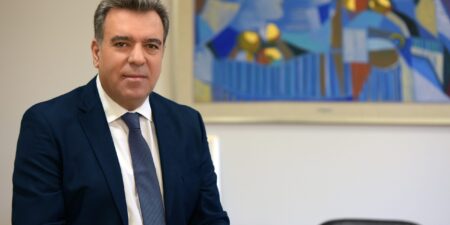 ΜΑΝΟΣ ΚΟΝΣΟΛΑΣ: «Δεν πρέπει να εφαρμοστούν  οριζόντια κριτήρια για τα ολιγοθέσια σχολεία στα νησιά και στις δυσπρόσιτες περιοχές»