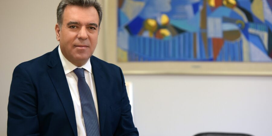 ΜΑΝΟΣ ΚΟΝΣΟΛΑΣ: «Δεν πρέπει να εφαρμοστούν  οριζόντια κριτήρια για τα ολιγοθέσια σχολεία στα νησιά και στις δυσπρόσιτες περιοχές»