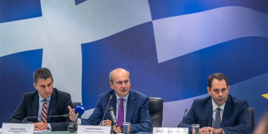 12 αυξήσεις αποδοχών και 12 μειώσεις φόρων παρουσίασε η ηγεσία του Υπουργείου Οικονομικών