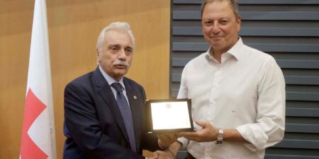 HELLENiQ ENERGY: Στηρίζει το έργο του Ελληνικού Ερυθρού Σταυρού με Δωρεά 11 Απινιδωτών στο Παράρτημα Λαμίας