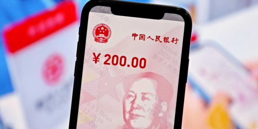 Πώς οι κυρώσεις στη Ρωσία ενισχύουν το κινεζικό νόμισμα