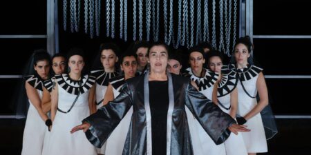 ”Ικέτιδες” του Αισχύλου, το προαιώνιο ζήτημα των προσφύγων και οι sold out παραστάσεις τους, στην Επίδαυρο
