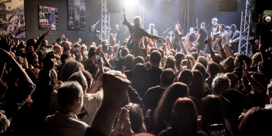 ΦΕΣΤΙΒΑΛ ΣΤΗ ΣΚΙΑ ΤΩΝ ΒΡΑΧΩΝ